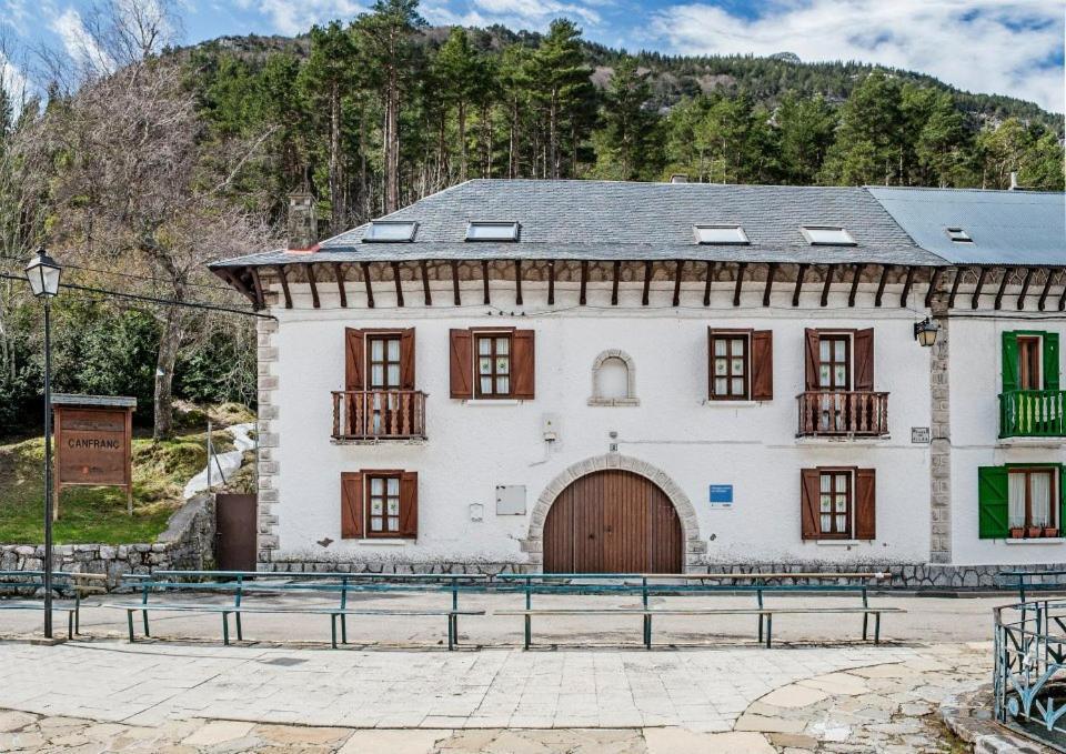 Albergue De Canfranc Estacion Exterior foto